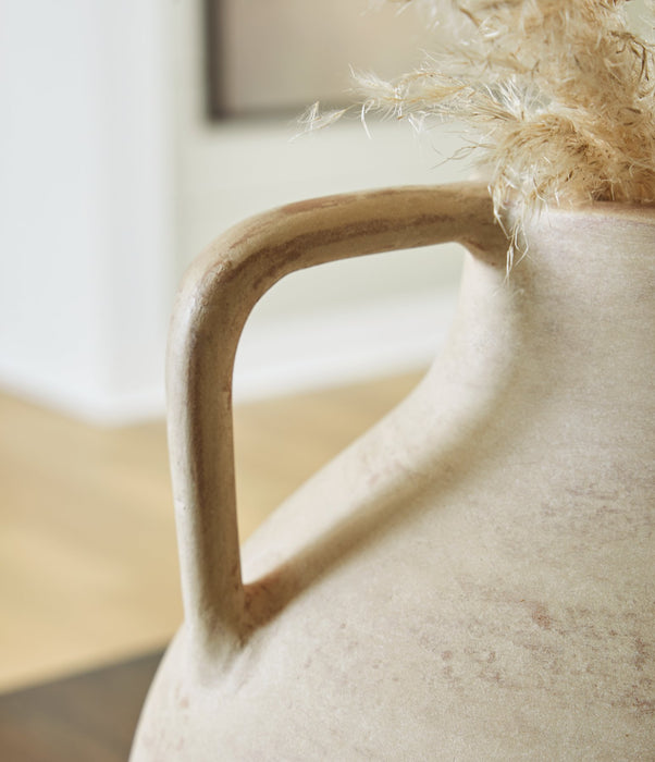 Justy Vase